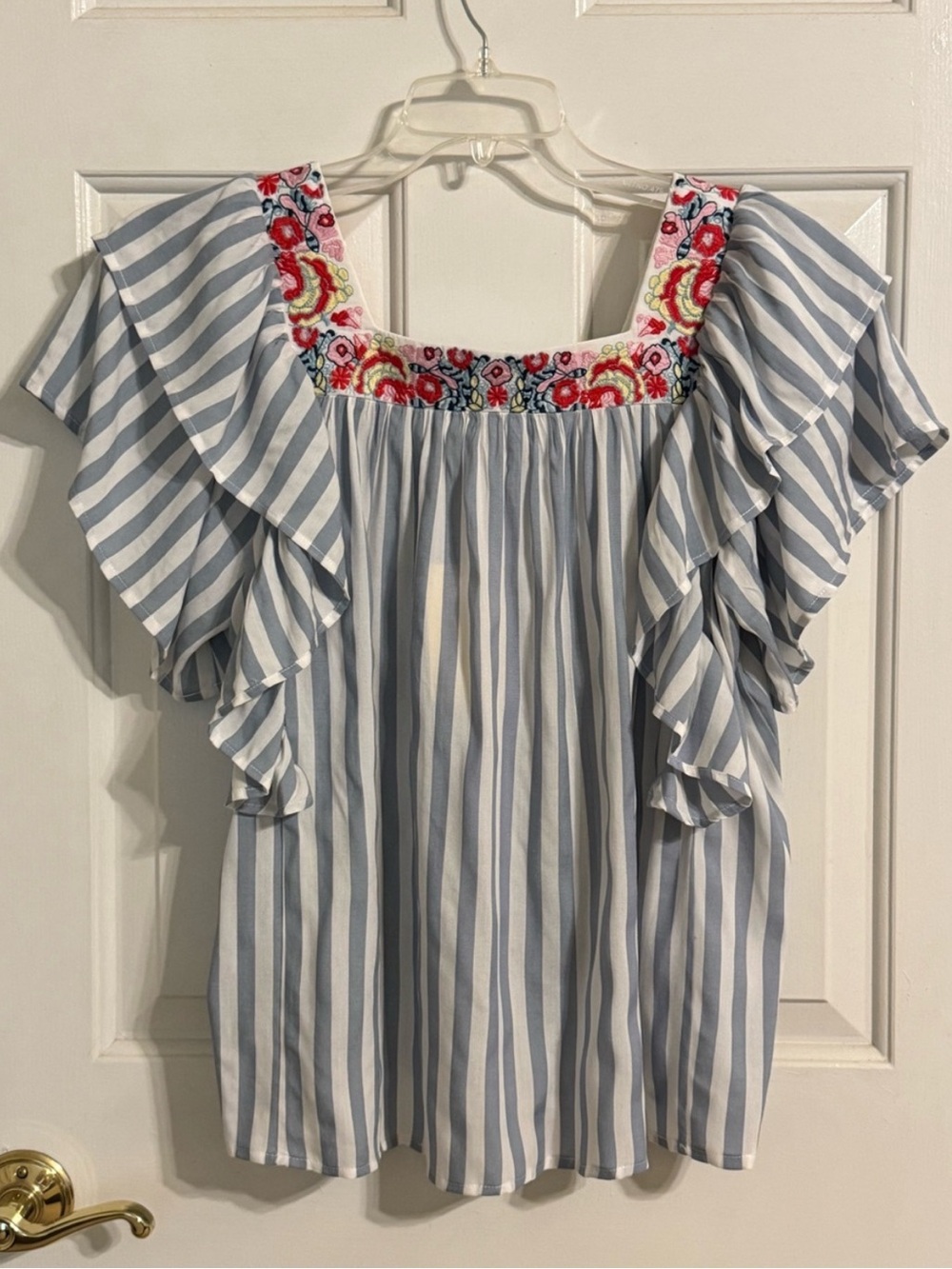 Entro flutter sleeve top. NWT. Sz S